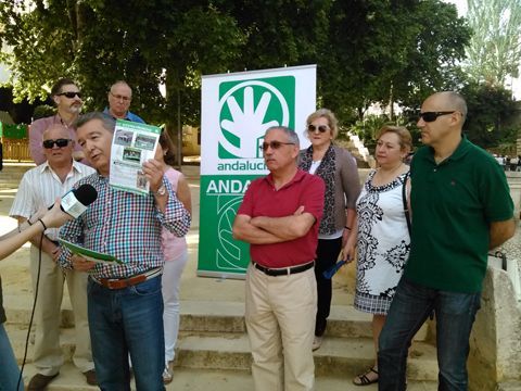 Pérez Cabello, junto a varios integrantes de la candidatura del PA, muestra el boletín editado por su formación. (Foto: R. Cobo)