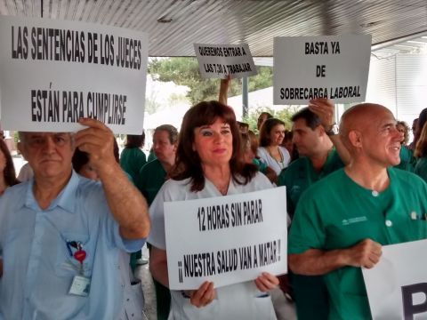 Imagen de la concentración celebrada el jueves en el centro hospitalario egabrense. (Foto: SATSE)
