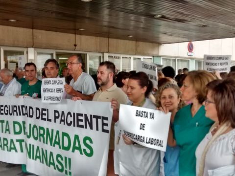 Imagen de la concentración celebrada el jueves en el centro hospitalario egabrense. (Foto: SATSE)