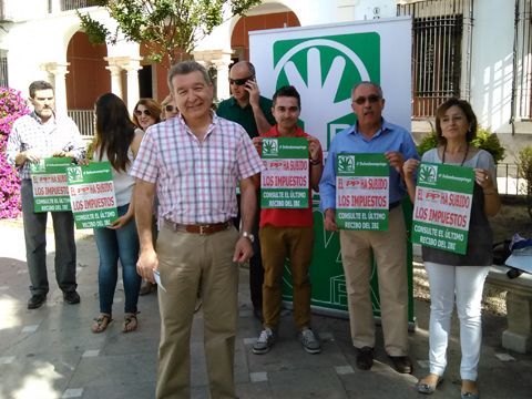 Pérez Cabello junto a integrantes de la candidatura andalucista, esta mañana en el Paseíllo. (Foto: R. Cobo)
