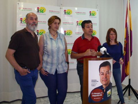 Pepe García, Vanesa Tauste, Manuel Rodríguez y Nuria Ortiz, ayer en la sede de IU. (Foto: R. Cobo)
