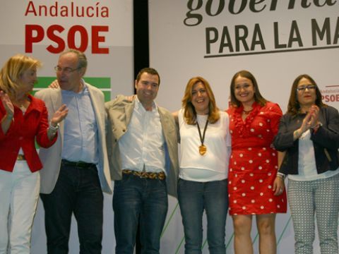 Susana Díaz y Juan Pablo Durán junto a integrantes de la candidatura del PSOE prieguense. (Foto: R. Cobo)