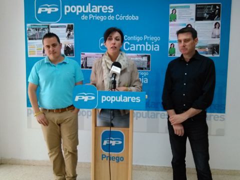 Miguel Ángel Valdivia, María Luisa Ceballos y Pablo Ruiz, esta mañana en la sede del PP. (Foto: R. Cobo)
