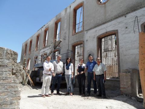 Autoridades locales y responsables del proyecto técnico durante su visita a las obras. (Foto: Ayuntamiento de Priego).