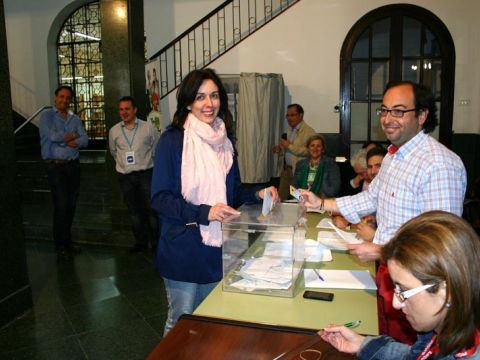 María Luisa Ceballos (PP) ejerciendo su derecho al voto. (Foto: R. Cobo)