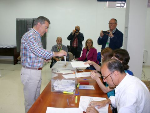 Juan Carlos Pérez Cabello, candidato del PA, el pasado domingo en el momento de depositar su voto. (Foto: R. Cobo)