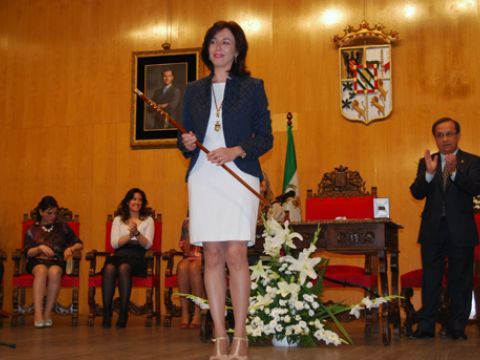 María Luisa Ceballos tras ser proclamada alcaldesa de Priego por segunda legislatura consecutiva. (Foto: Laura Serrano)