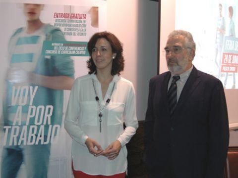 Ceballos y Fernández de Mesa junto al cartel anunciador. (Foto: Cedida)