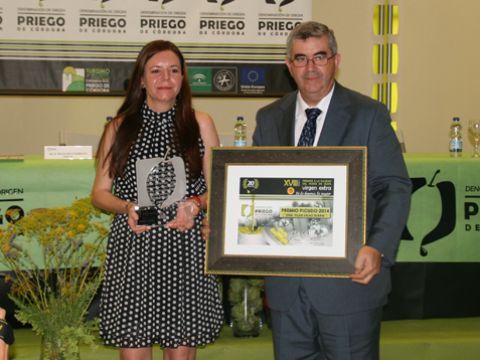 Pilar Salas recibe de Francisco Serrano el Premio Picudo 2014. (Foto: R. Cobo)