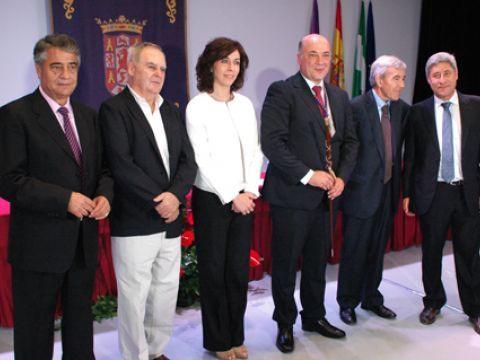 Antonio Ruiz, en el centro, junto a los presidentes y presidenta que le han precedido en el cargo. (Foto: Cedida)
