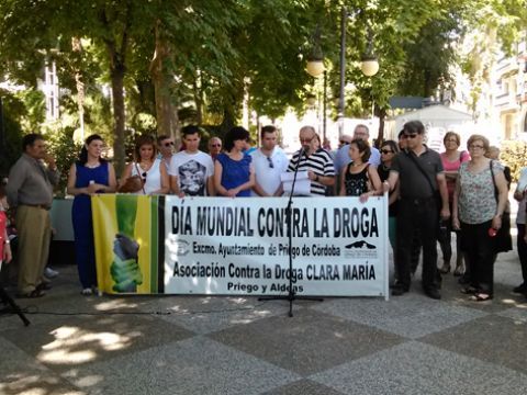 Participantes en la marcha durante la lectura del manifiesto en el Paseo de Colombia. (Foto: R. Cobo)