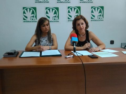 Alba Ávila y Ana Rosa Rogel, esta mañana durante su comparecencia ante los medios. (Foto: R. Cobo)