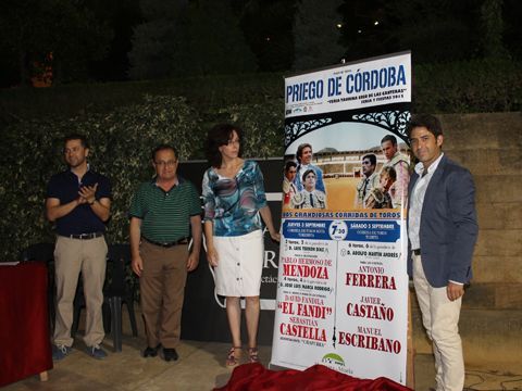 Rafel Muela, Miguel Forcada, María Luisa Ceballos y Antonio Sanz junto al cartel anunciador. (Foto: R. Cobo)