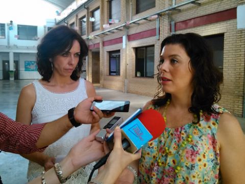 María Luisa Ceballos y María del Carmen Pacheco, esta mañana atendiendo a los medios. (Foto: R. Cobo)