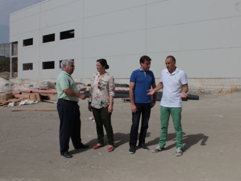 Casanueva y Ruiz, en el centro, junto a representantes de la empresa y de la junta de compensación, ayer en la ampliación del polígono. (Foto: R. Cobo)
