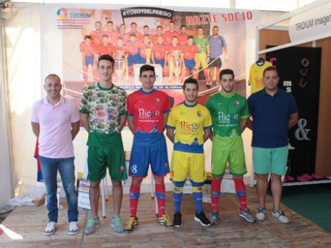 Javier Ropero y Salva Serrano, presidente y entrenador respectivamente, junto a jugadores de la escuadra prieguense. (Foto: R. Cobo)