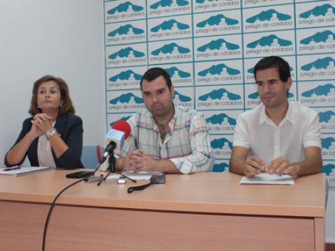 Ana Rosa Rogel, José Manuel Mármol y David López, esta mañana durante su comparecencia ante los medios. (Foto: R. Cobo)