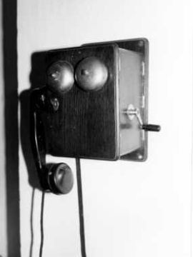 Teléfono que estaba instalado en el domicilio particular de don José Luis Gámiz Valverde,en la calle Ribera,cuando se abonó su padre, que era juez municipal. (Foto: E.A.O.)