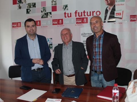 José Manuel Mármol, Tomás Delgado y Antonio Hurtado el pasado lunes en la sede del PSOE prieguense. (Foto: R. Cobo)