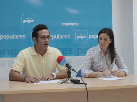 Sergio Fornieles y Cristina Casanueva, el pasado viernes en la sede del PP. (Foto: R. Cobo)