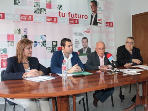 Paqui Mantas, José Manuel Mármol, Tomás Delgado y Toni Musachs, ayer en la sede socialista. (Foto: R. Cobo)