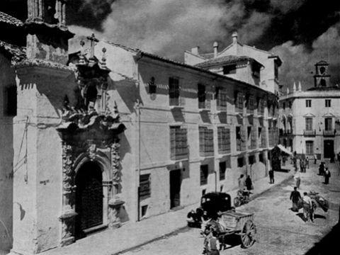 Fachada de la ermita y colegio de Nuestra Señora de las Angustias a mediados del siglo XX. (Foto: E.A.O.)