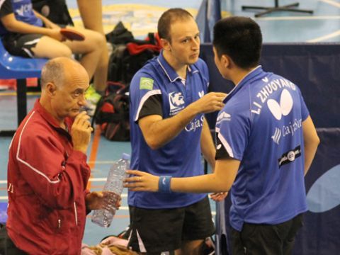 Carlos Machado conversa con Zhuoyang Li en presencia de Luis Calvo. (Foto: R. Cobo)