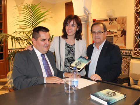 David Aguilera, junto a María Luisa Ceballos y Miguel Forcada. (Foto: R. Cobo)