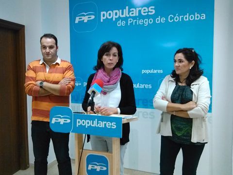 Juan Ramón Valdivia, María Luisa Ceballos y María de la O Redondo en la sede del PP prieguense. (Foto: R. Cobo)