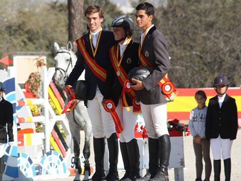 El podio de la categoría juvenil, con Patricia Brome, en el centro, Álvaro Millán, izda, y Rafael Carrillo, a la derecha. (Foto: Cedida)