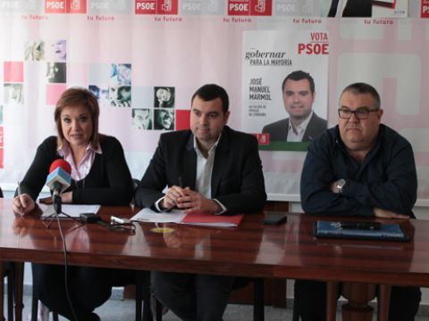 Paqui Mantas, José Manuel Mármol y Toni Musachs en la sede socialista. (Foto: R. Cobo)