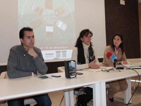 José Antonio Ortiz, María Luisa Ceballos y Cristina Casanueva durante la presentación de la app. (Foto: R. Cobo)