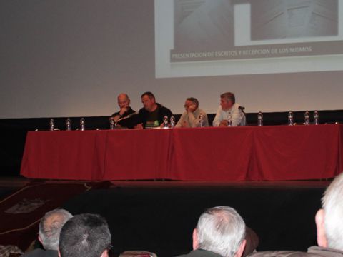 Mesa presidencial de la asamblea celebrada el pasado jueves en el Teatro Victoria. (Foto: R. Cobo)