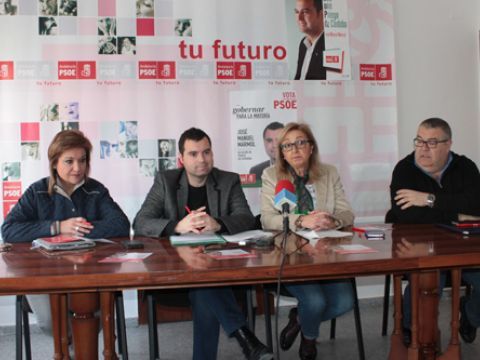 Paqui Mantas, José Manuel Mármol, Marina Páez y Toni Musachs, esta mañana en la sede socialista. (Foto: R. Cobo)
