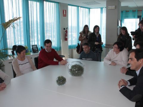 Moreno durante la reunión que mantuvo con varias de las usuarias y responsables de Albasur. (Foto: R. Cobo)