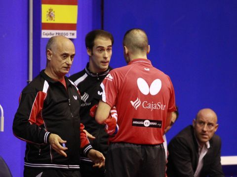 Machado recibe instrucciones de Luis Calvo durante un tiempo muerto. (Foto: CajaSur Priego)