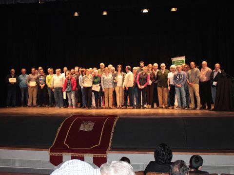 Foto de familias de todos los homenajeados, organizadore y autoridades presentes en el acto. (Foto: R. Cobo)