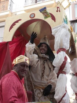 Rey Baltasar junto a uno de sus pajes. (Foto: R. Cobo)