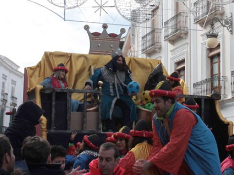 La carroza del Rey Gaspar a su paso por la calle Río. (Foto: R. Cobo)