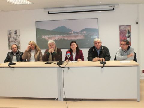 Representantes de varios de los colectivos que integran la Red Social de Inmigración durante la rueda de prensa celebrada hoy lunes. (Foto: R. Cobo)