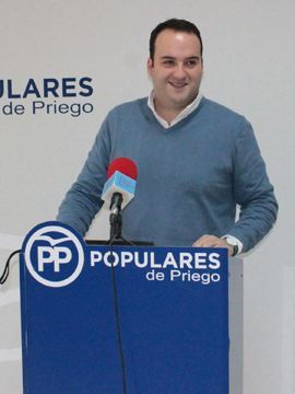 Juan Ramón Valdivia, esta mañana en la sede del PP prieguense. (Foto: R. Cobo)