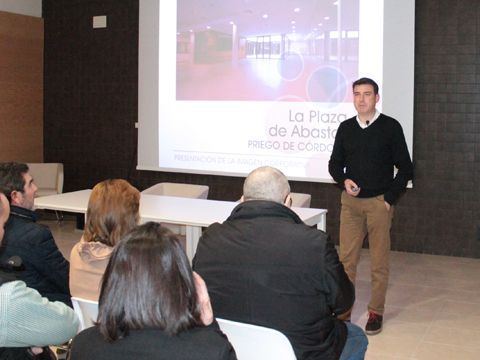 Pla Ruiz durante la presentación de la nueva imagen corporativa de la plaza de abastos. (Foto: R. Cobo)
