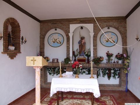 Altar mayor de la ermita de San José de Las Paredejas. (Foto: E.A.O.) 