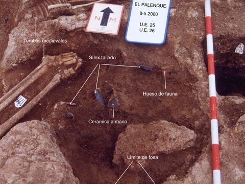 Fosa prehistórica excavada en 2000 y datada recientemente en torno al año 4000 a.C., sobre la que se disponen tumbas medievales. (Foto: Cedida)
