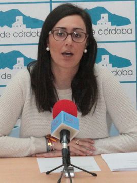 Inés Aguilera durante la presentación de los resultados de la encuesta. (Foto: R. Cobo)