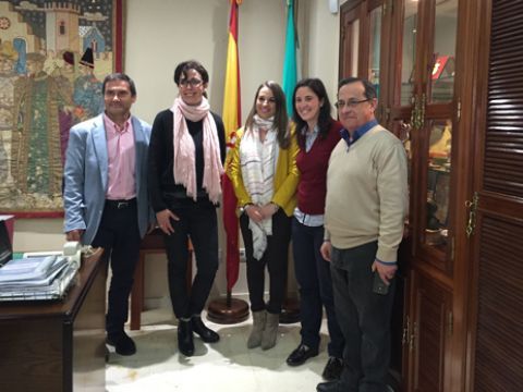 Esther Ruiz, en el centro, junto a Ceballos, Casanueva, Forcada y el secretario de la delegación territorial. (Foto; Cedida)