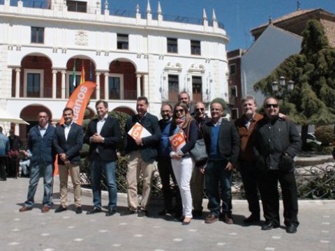 Gómez, Dorado y Valdivia con el resto de cargos de Ciudadanos, el pasado viernes en la plaza de la Constitución. (Foto: R. Cobo) 