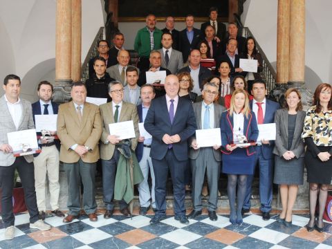 Foto de familia de los galardonados y autoridades provinciales. (Foto: Diputación de Córdoba)