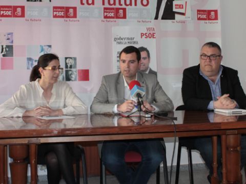 Los ediles socialistas Inmaculada Román, José Manuel Mármol y Toni Musachs, esta tarde en la sede del PSOE prieguense. (Foto: R. Cobo)