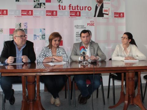 Toni Musachs, Paqui Mantas, José Manuel Mármol e Inmaculada Román en la sede del PSOE prieguense. (Foto: R. Cobo)